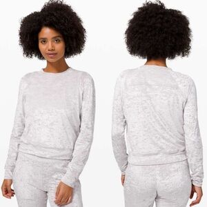 LULULEMON Warm Down Crew Crushed Velvet Chrome Silver Long Sleeve womens Sm/m 6